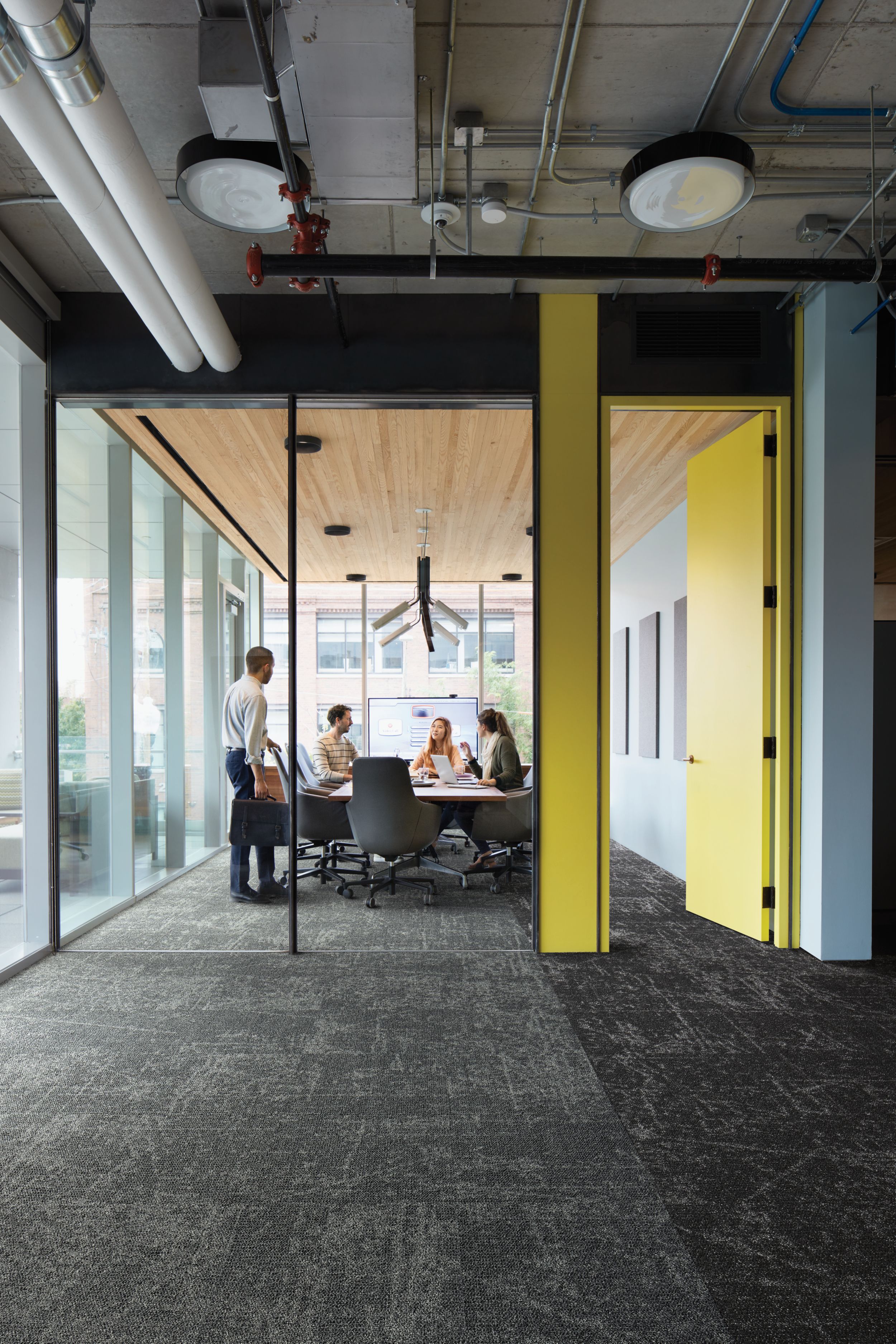 Interface Ice Breaker carpet tile in meeting room with four people image number 1